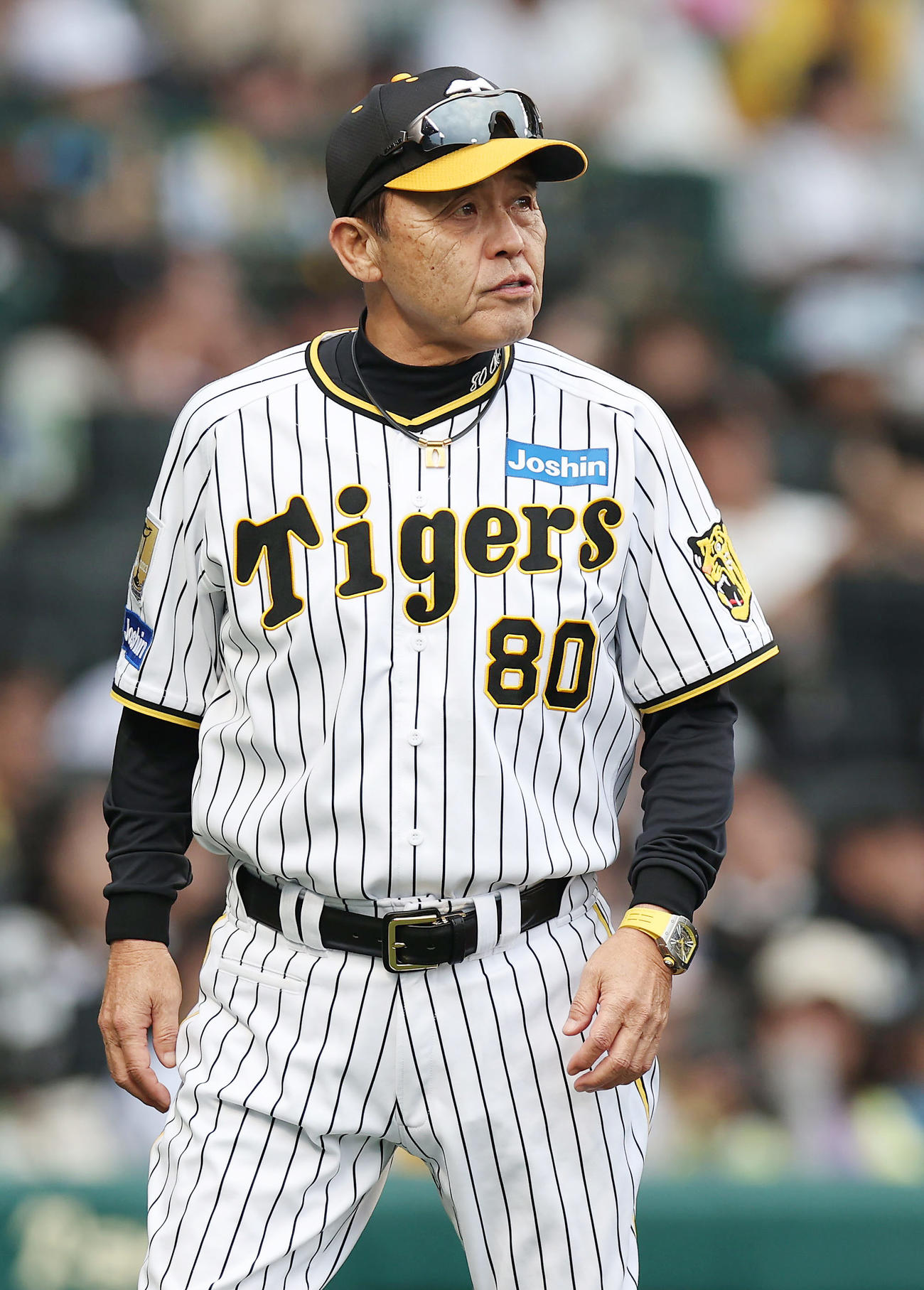 24年4月20日、阪神対中日　8回を終え、選手交代を告げる阪神岡田彰布監督
