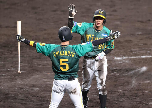 24年4月16日、阪神対巨人　7回裏阪神1死二、三塁、三走植田海（右）は代打糸原健斗の右犠飛で生還する