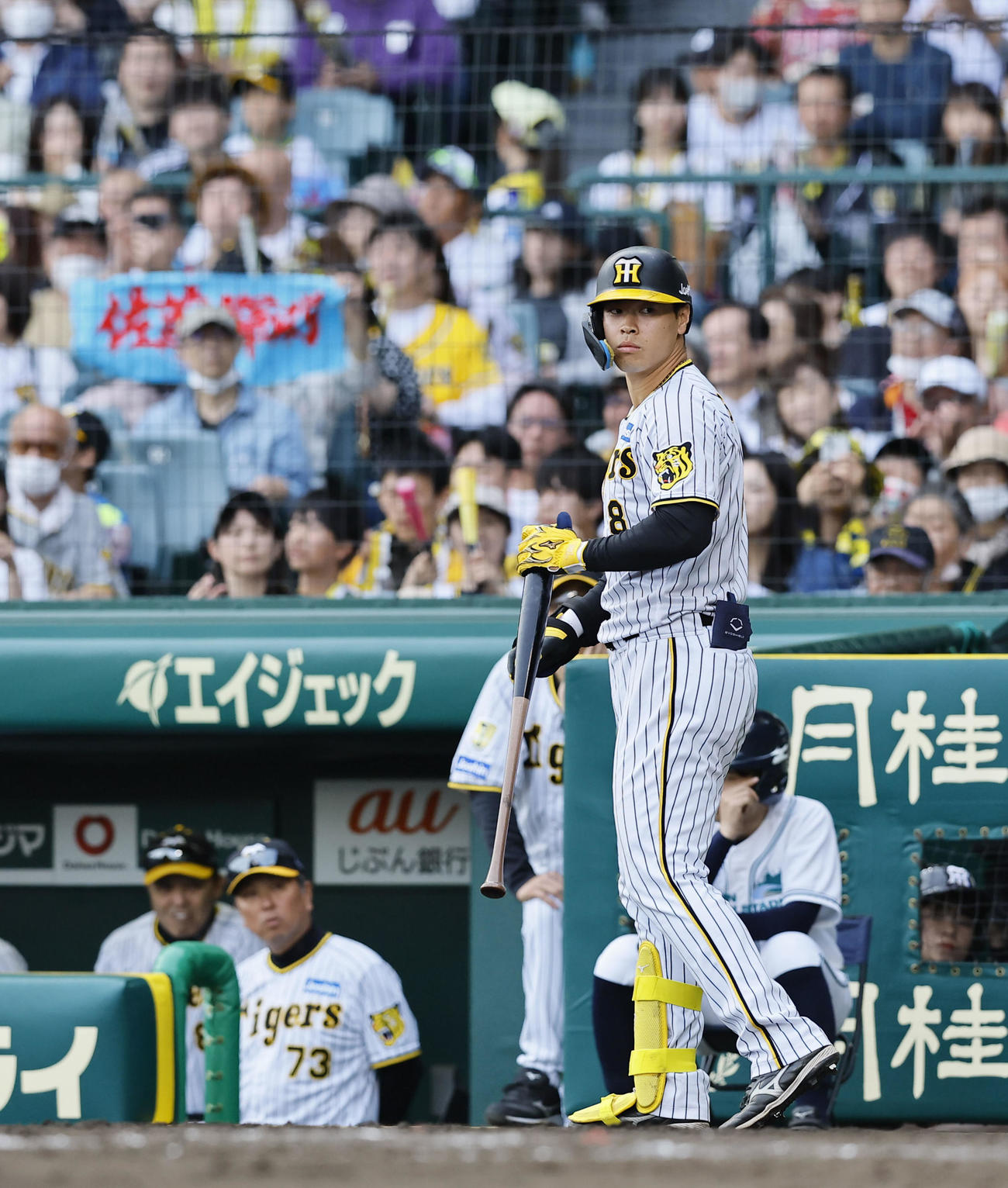 阪神対ヤクルト　8回裏阪神2死二塁、代打を告げられるも相手投手交代となり、ベンチを見る佐藤輝明（右）（2024年4月28日撮影）