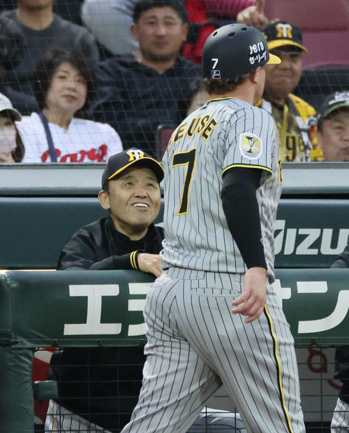 広島対阪神　2回表阪神1死一、二塁、木浪の左適時打で生還したノイジーを迎える岡田監督（2024年5月1日撮影）