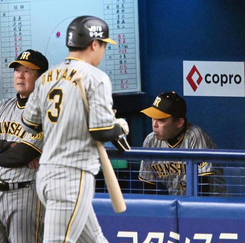 中日対阪神　9回表阪神無死一、二塁、大山が空振り三振に倒れ厳しい表情の岡田監督（2024年5月15日撮影）