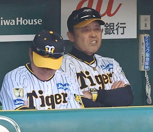 5月26日　阪神対巨人　巨人にリードを許しベンチで厳しい表情を見せる岡田監督
