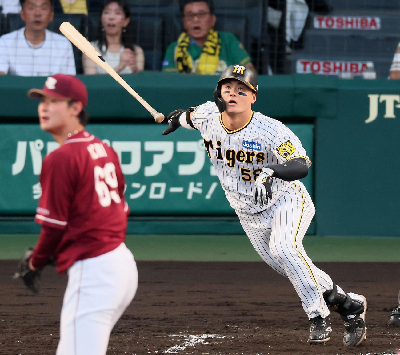 阪神対楽天　3回裏阪神2死一塁、前川は右適時二塁打を放つ。投手は内（撮影・加藤哉）