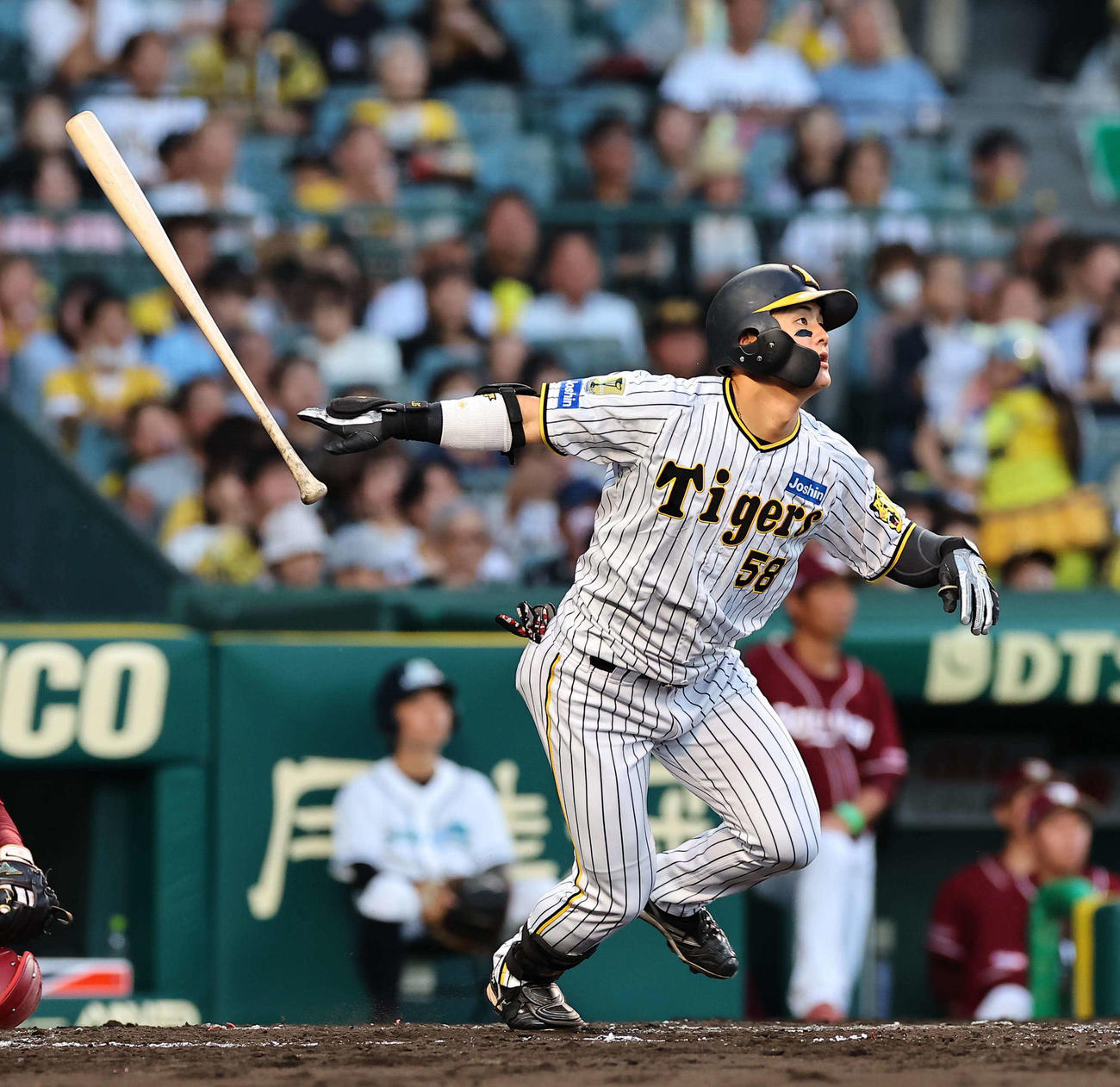 阪神対楽天　3回裏阪神2死一塁、前川は先制適時二塁打を放つ（撮影・上田博志）