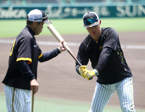 森下（右）に直接打撃指導する阪神岡田監督（2024年6月19日撮影）
