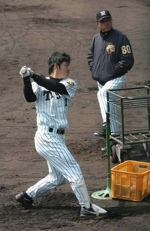 岡田監督の指導を受ける鳥谷（2004年3月31日撮影）