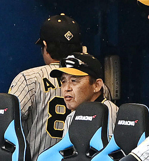 ヤクルト対阪神　8回裏、ベンチで浮かない表情の阪神岡田監督（手前）（撮影・滝沢徹郎）　