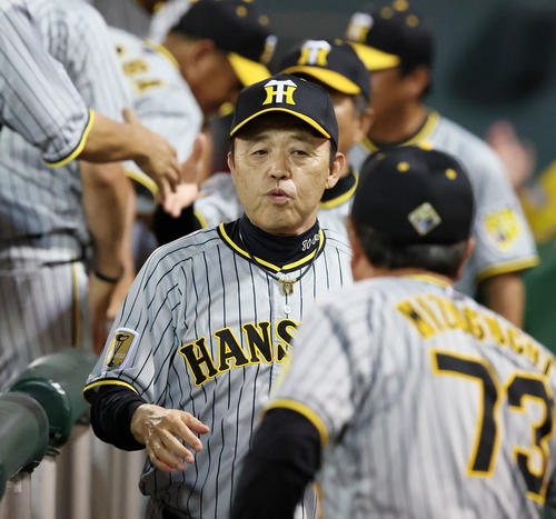 広島対阪神　広島に勝利しコーチ陣と握手する岡田監督（2024年7月3日撮影）