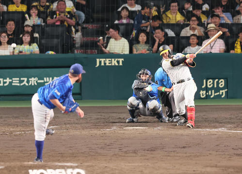 7月7日　阪神対DeNA 5回裏阪神無死一塁、代打野口恭佑はプロ初安打となる右翼へ打球を放ち、守備が乱れる間に三塁に達し、1点を奪う