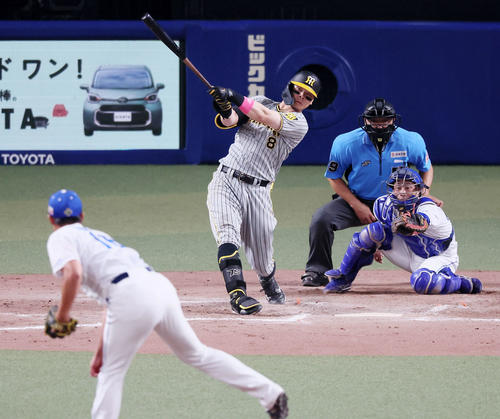 中日対阪神　10回表阪神2死三塁、佐藤輝は右適時二塁打を放つ。投手岩崎（2024年7月14日撮影）