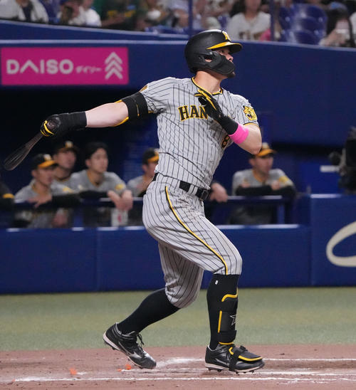 中日対阪神　10回表阪神2死三塁、右適時二塁打を放つ佐藤輝（2024年7月14日撮影）