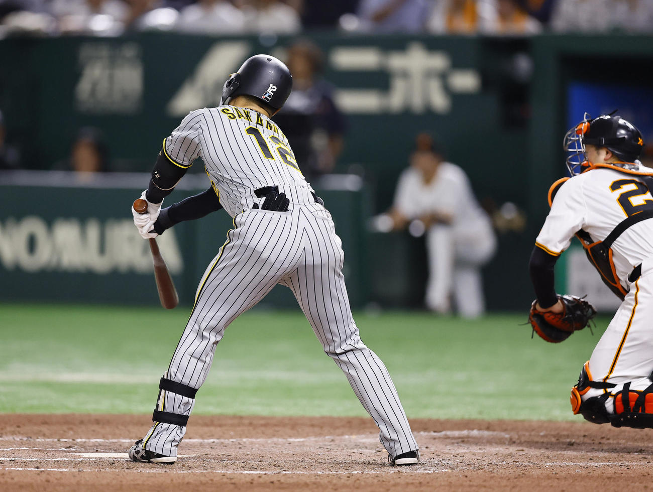 巨人対阪神　6回表阪神1死一塁、坂本は三振に倒れる（2024年7月17日撮影）