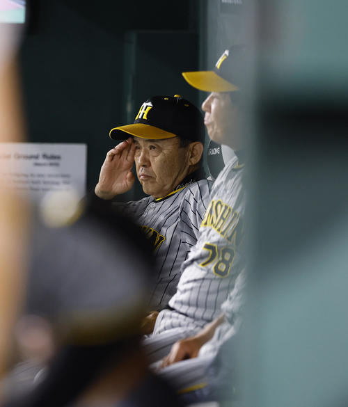 巨人対阪神　8回、ベンチで浮かない表情を見せる阪神岡田監督（2024年7月17日撮影）