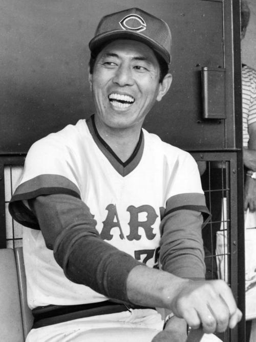 1987年9月、インタビューを受ける広島・阿南準郎監督