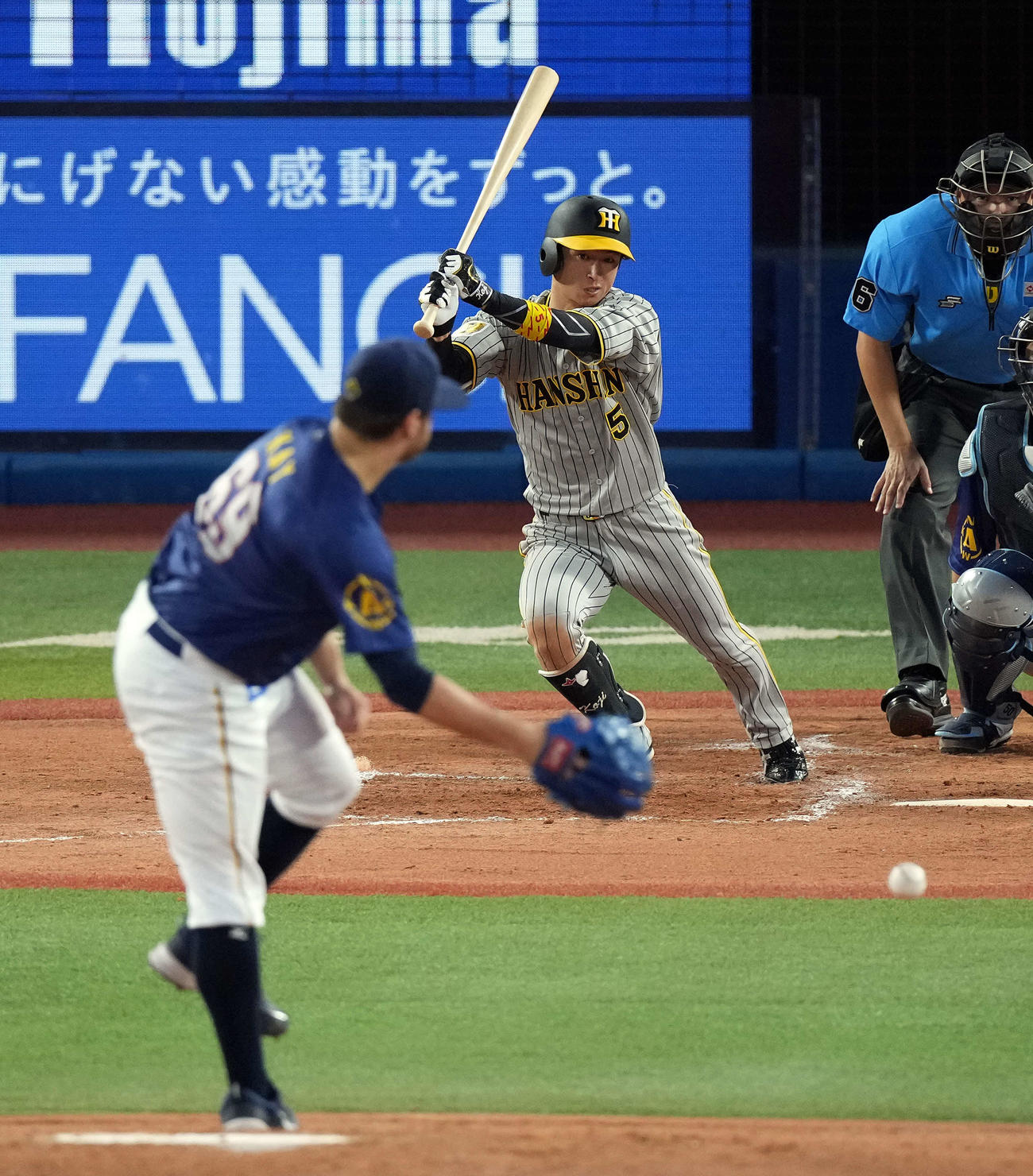 DeNA対阪神　3回表阪神1死、中前打を放つ近本。投手ケイ（2024年8月4日撮影）