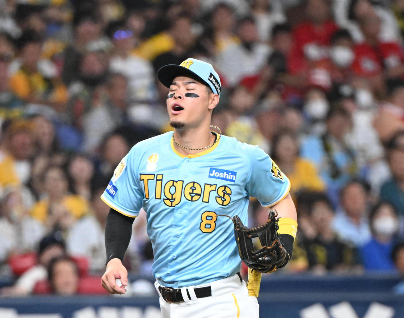 11日広島戦の4回、一塁へ悪送球した佐藤輝明