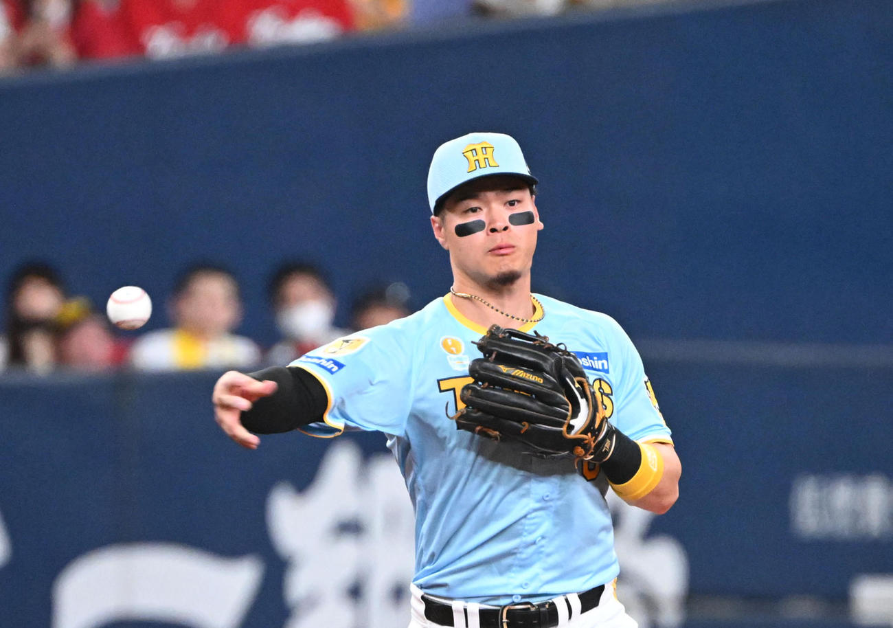 9日、広島戦の2回に悪送球する佐藤輝明