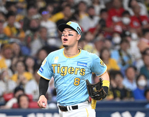 11日広島戦の4回、一塁へ悪送球した佐藤輝明