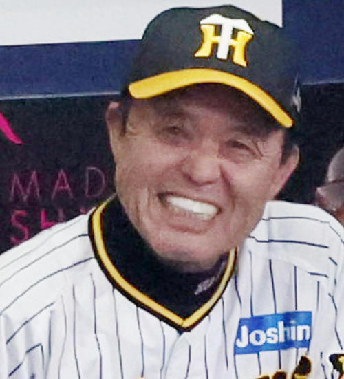 阪神対ヤクルト 7回表を終えベンチで笑顔を見せる岡田監督(2024年8月21日撮影)
