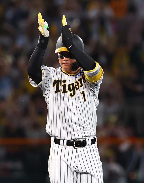 阪神対中日　1回裏阪神無死一、二塁、同点となる2点適時二塁打を放つ森下（2024年9月4日撮影）