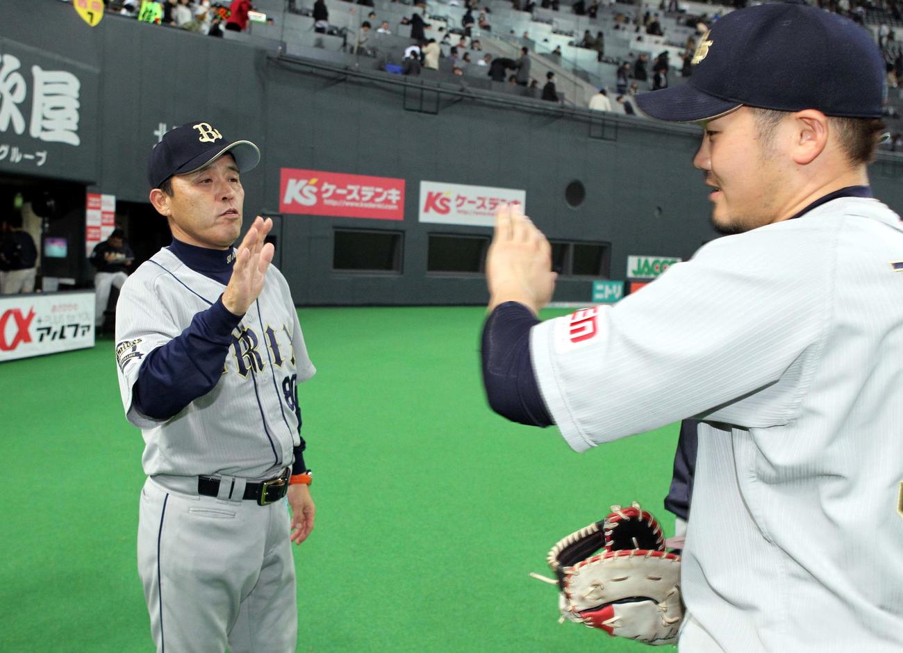 2012年4月、猛打賞の活躍を見せたT－岡田（右）を出迎える岡田監督