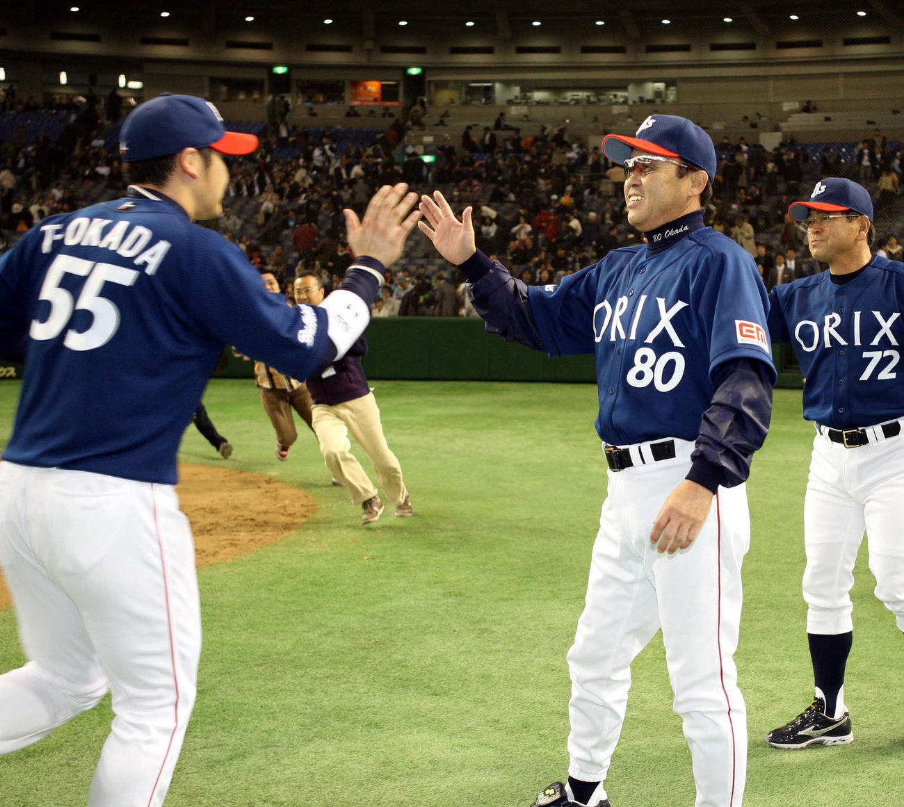 2010年3月、逆転勝利で通算400勝目を挙げたオリックス岡田彰布監督（右）はT－岡田（岡田貴弘）を笑顔で迎える