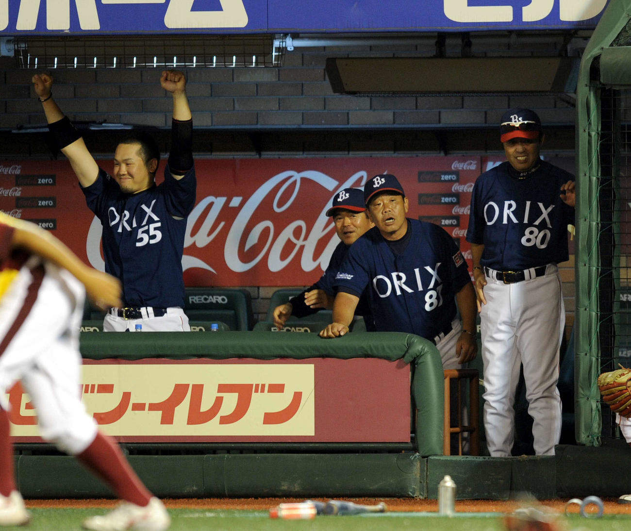 2010年7月、楽天対オリックス　6回、坂口の適時打に、ガッツポーズで喜ぶT－岡田（岡田貴弘）。右端はオリックス岡田彰布監督