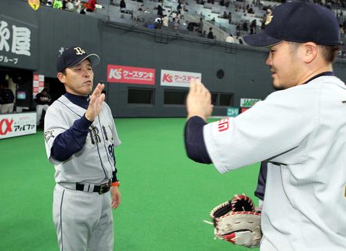 2012年4月、猛打賞の活躍を見せたT－岡田（右）を出迎える岡田監督