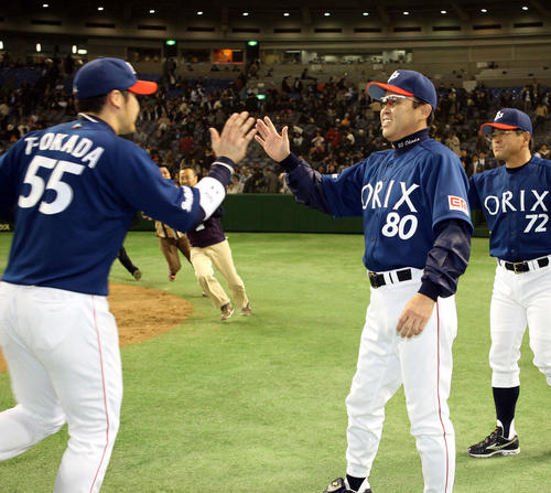 2010年3月、逆転勝利で通算400勝目を挙げたオリックス岡田彰布監督（右）はT－岡田（岡田貴弘）を笑顔で迎える