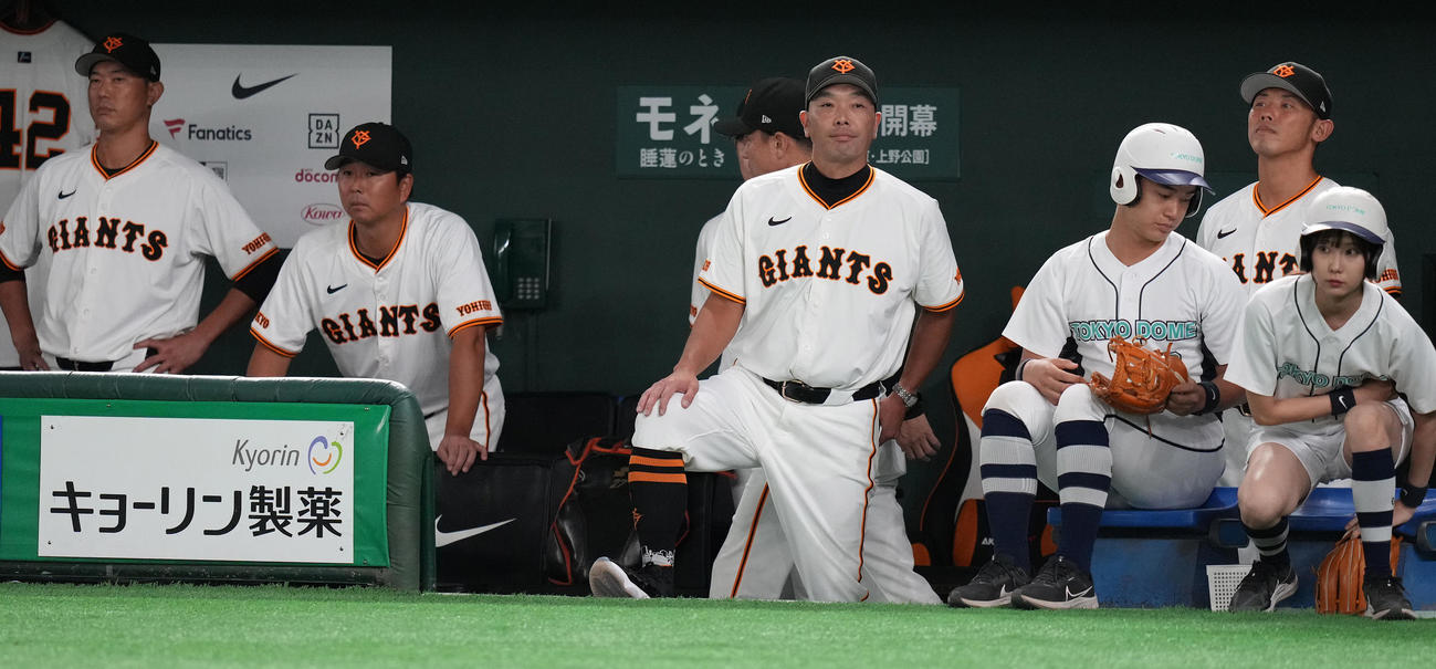 巨人対DeNA　引き分けに終わり、なんとも言えない表情の巨人阿部監督（中央）（2024年9月18日）