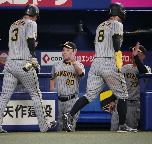 中日対阪神　9回表阪神2死二、三塁、坂本の中前2点適時打で生還した佐藤輝、大山らを迎える岡田監督（中央）（2024年9月18日撮影）