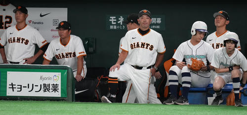 巨人対DeNA　引き分けに終わり、なんとも言えない表情の巨人阿部監督（中央）（2024年9月18日）