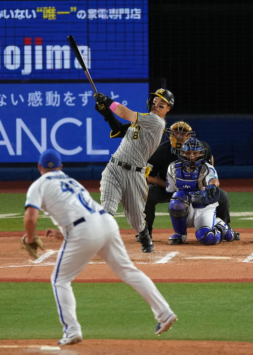 DeNA対阪神　10回表阪神1死、右越え本塁打を放つ佐藤輝。投手ウェンデルケン（撮影・横山健太）