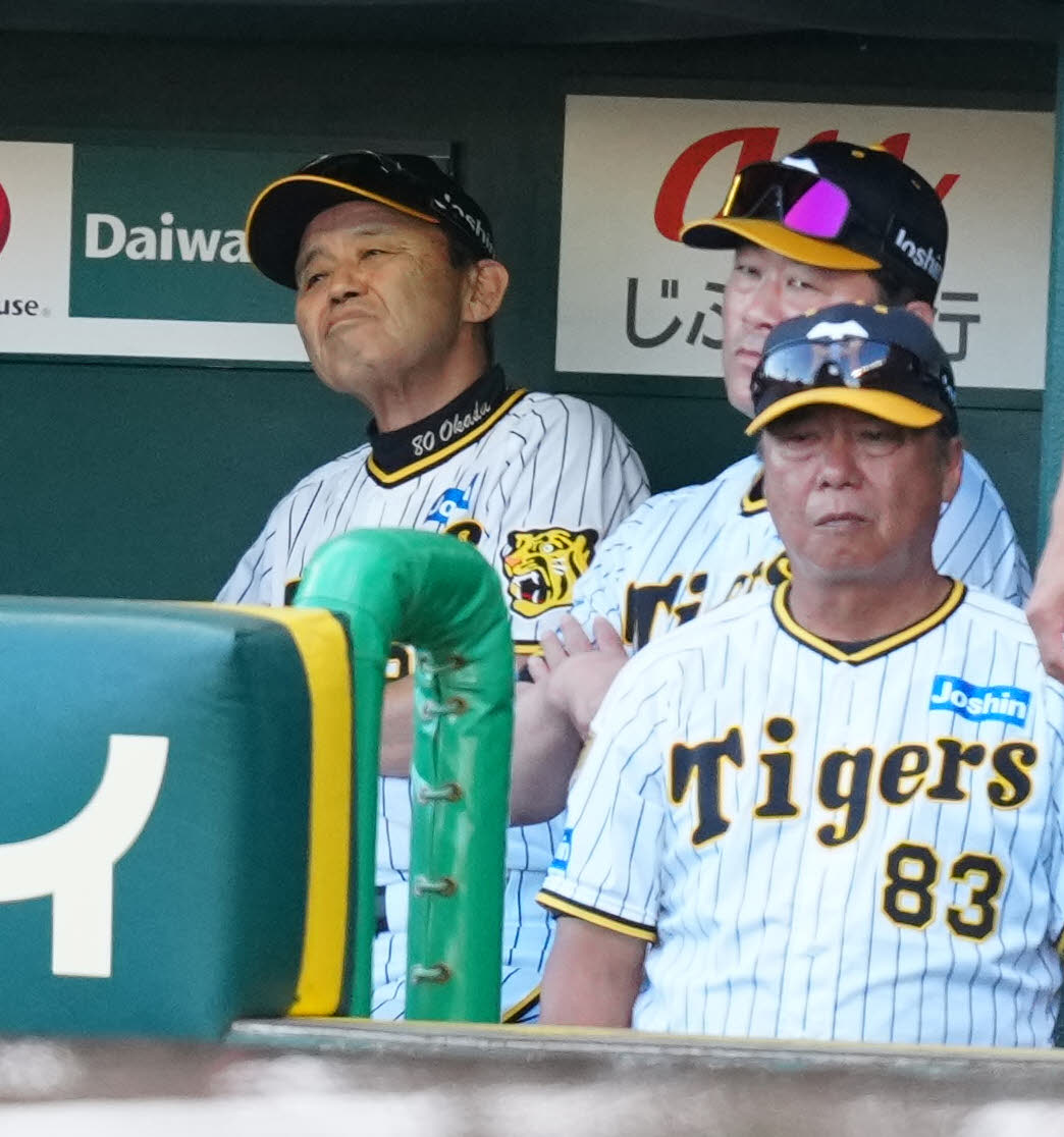 阪神岡田彰布監督（左）（2024年9月23日撮影）