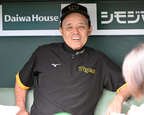 笑顔で記者と話す岡田監督（2024年10月2日撮影）