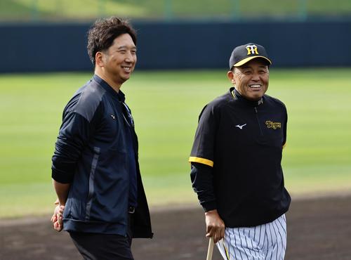 談笑する藤川球児SA（左）と岡田彰布監督（2024年2月6日撮影）
