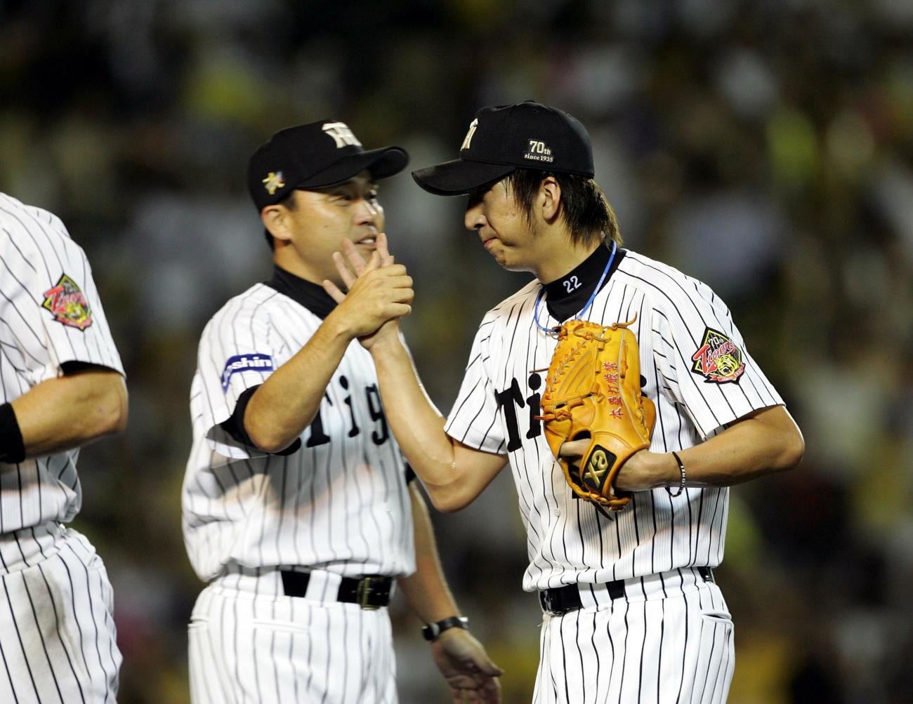 05年9月9日、広島戦で最後を締めた藤川は阪神岡田監督（左）と笑顔でタッチ