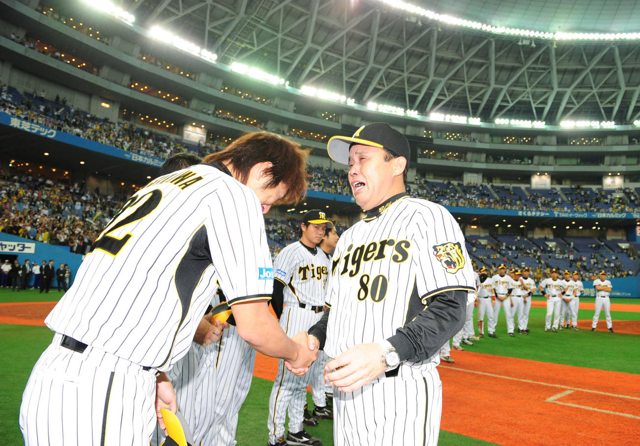 08年10月、中日とのセCS第1S後、涙を流す阪神岡田監督（右）と握手を交わす
