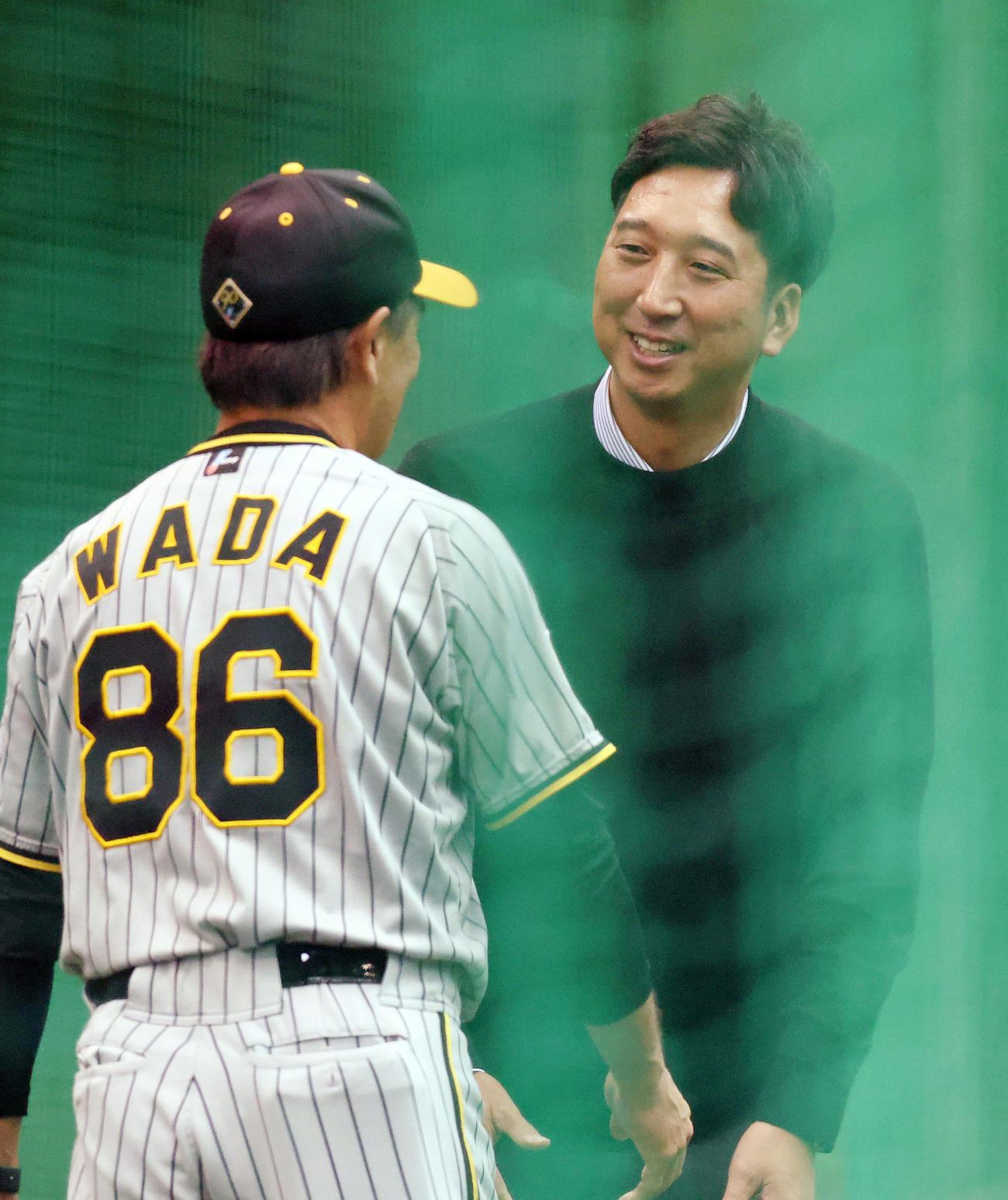 フェニックスリーグの視察に訪れ、和田2軍監督（左）とあいさつを交わす阪神藤川監督（撮影・前田充）