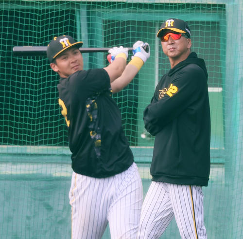 10日、ロングティー打撃する井上広大（左）の打球を見る阪神藤川球児監督