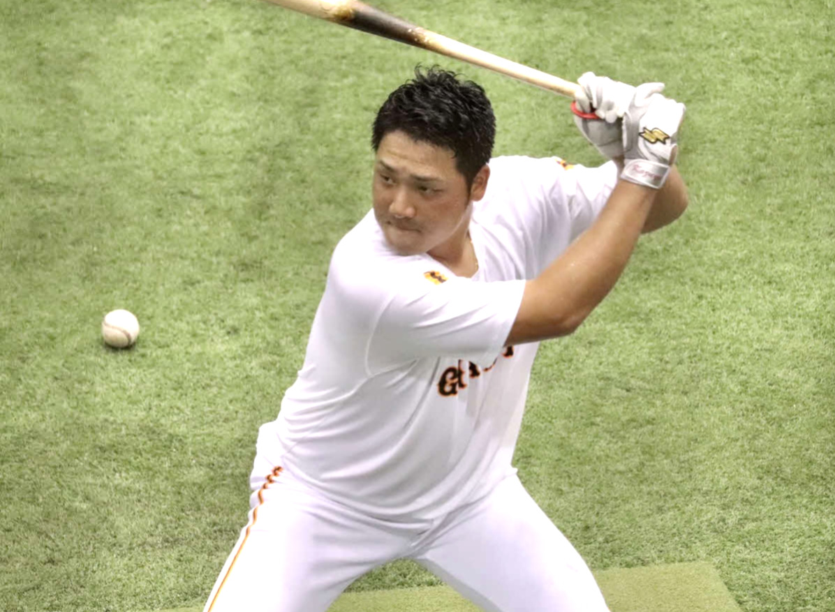 ティー打撃を行う巨人香月（2020年9月12日撮影）