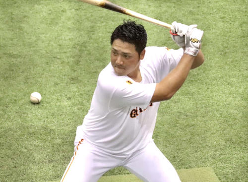 ティー打撃を行う巨人香月(2020年9月12日撮影)