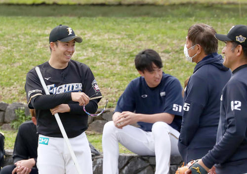 荒木投手コーチ（右から2人目）と話す日本ハム斎藤（撮影・黒川智章）