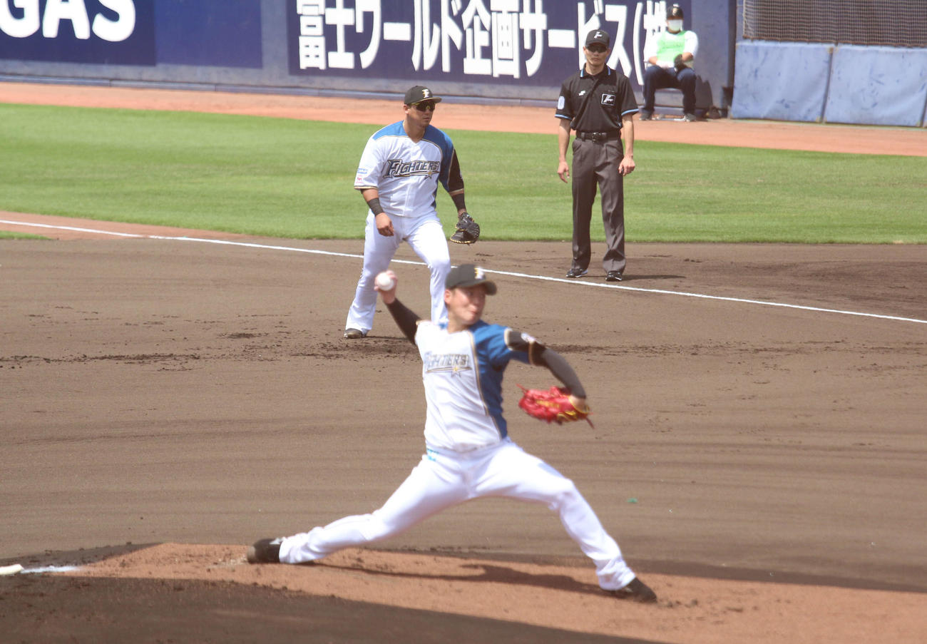 イースタン・リーグ　日本ハム対巨人　1回表、一塁守備に就く日本ハム中田。手前は吉田輝（撮影・木下大輔）