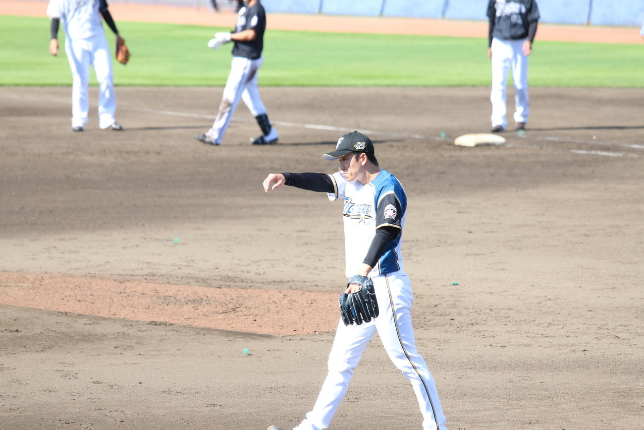失点後に汗を拭う日本ハム斎藤（撮影・田中彩友美）