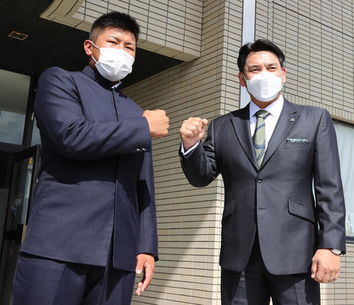 ドラフト会議から一夜明けロッテ井口監督（右）が市和歌山に指名あいさつに訪れ1位指名の松川とグータッチを交わす（撮影・清水貴仁）
