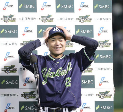 日本シリーズMVPに選ばれインタビューに応えるヤクルト中村（2021年11月27日撮影）