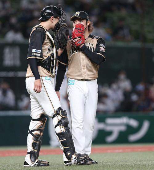 9月15日　西武対日本ハム　5回裏西武2死二塁、打者山川で捕手の清水を呼ぶ伊藤