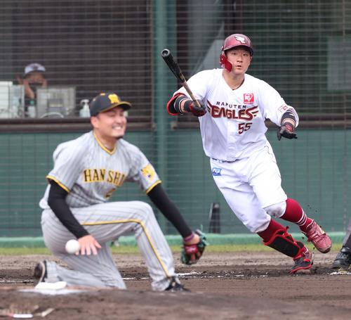 楽天対阪神　1回裏楽天2死三塁、秋山から中前に適時打を放つ安田（撮影・上田博志）