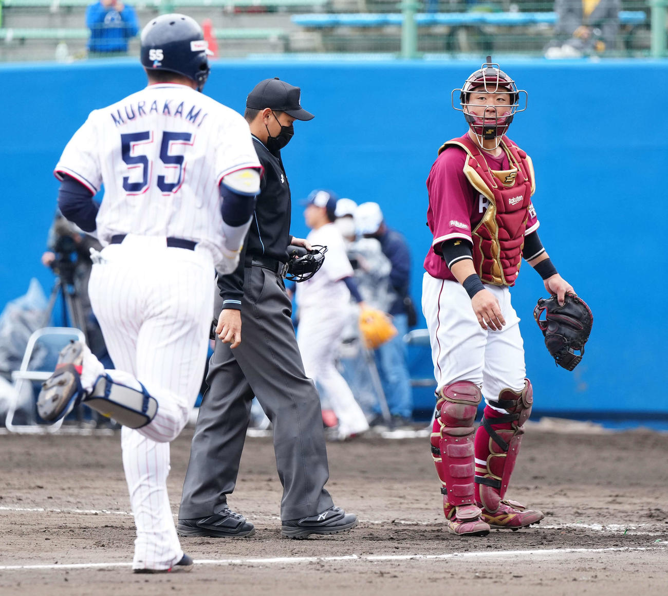 ヤクルト対楽天　4回裏ヤクルト1死、ソロ本塁打を放った村上（左）を見つめる捕手安田（撮影・江口和貴）